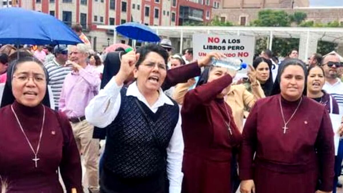 Marcha contra los libros de la SEP (Twitter / @Danie1_Barrera)