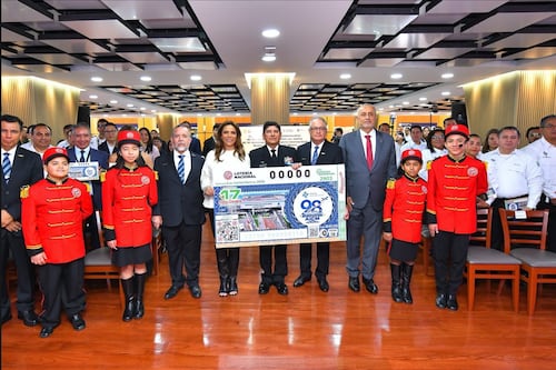 Lotenal presentan billete de lotería por 98 años del Aeropuerto Internacional Benito Juárez