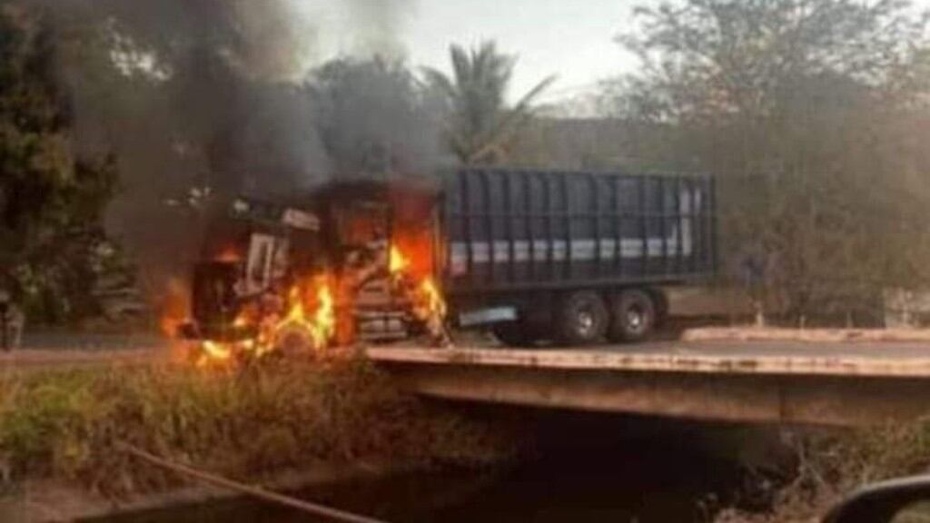 Los ataques en el municipio de Atengo derivaron en represalias de grupos de la delincuencia organizada con quema de unidades.