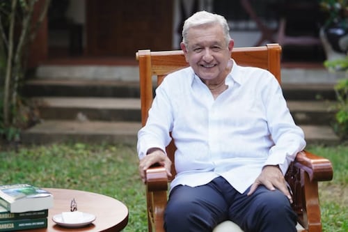 AMLO reaparece y presenta oficialmente “Grandeza”, su nuevo libro