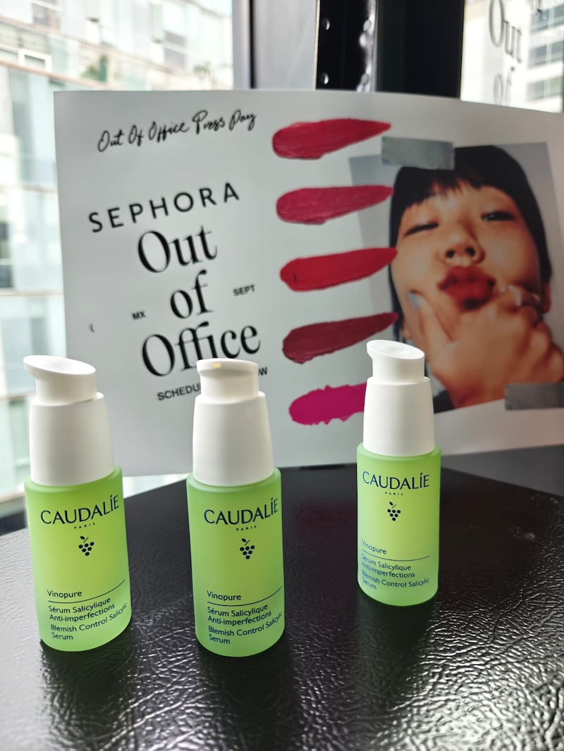 Entre oficinas retro, experiencias olfativas y un roof garden con DJ, Sephora presentó los productos que marcarán la temporada, desde la primera fragancia de Rare Beauty hasta lo último de Fenty Skin y Patrick Ta Beauty