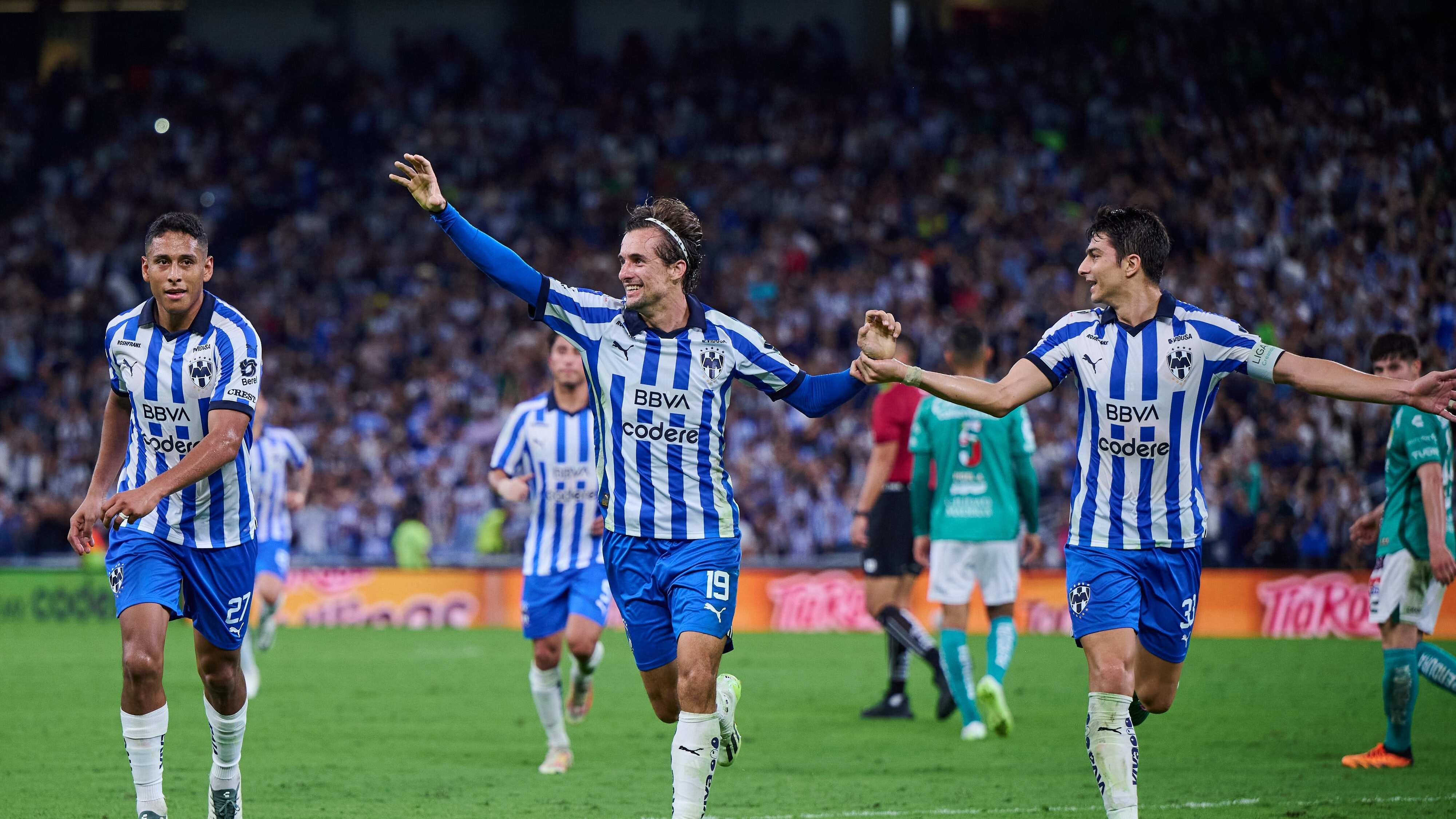 Tecatito debutó en victoria de Rayados contra León.