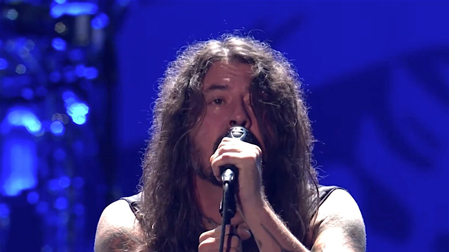 Foo Fighters sale al escenario por primera vez sin su baterista, quien falleció hace unos meses,