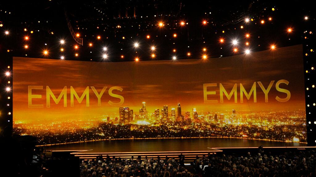 ARCHIVO - Una vista del escenario en la 71a entrega de los Premios Emmy en Los Ángeles el 22 de septiembre de 2019. La 75a edición de los Premios Emmy se pospuso debido a las  huelgas de actores y guionistas en Hollywood. (Foto Chris Pizzello/Invision/AP, archivo)