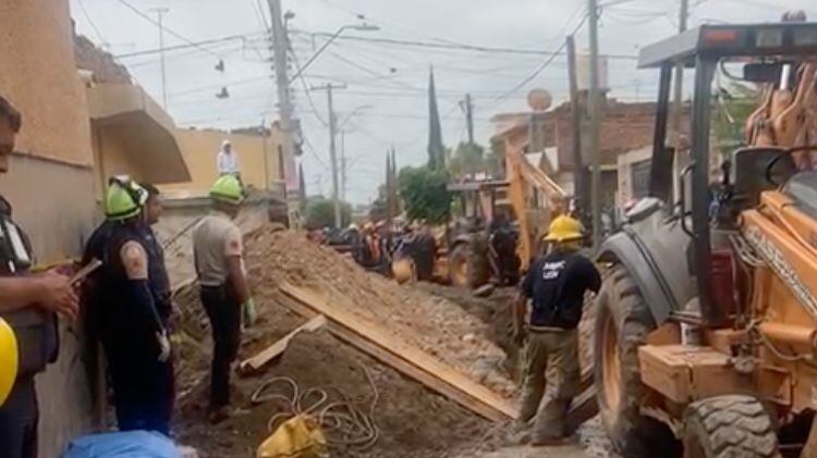Mueren dos trabajadores al quedar atrapados en derrumbe en León.