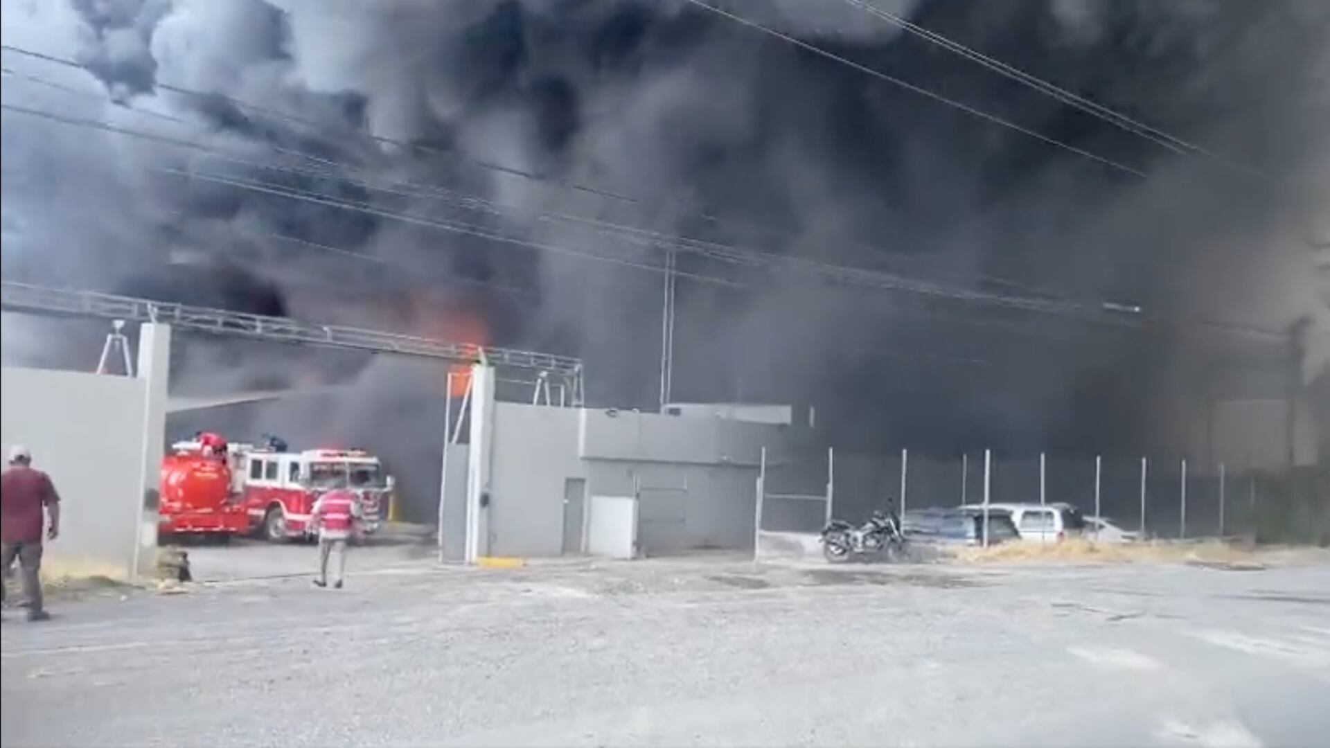 Incendio en bodega. de plásticos de Salinas Victoria, Nuevo León.