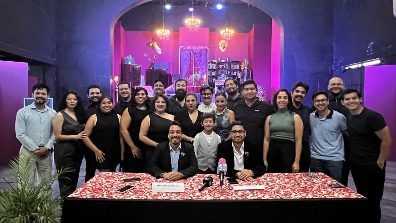 Alejandro Miyaki, junto con Rennier Piñero, director de escena y el elenco anunciaron el estreno de la puesta en escena.