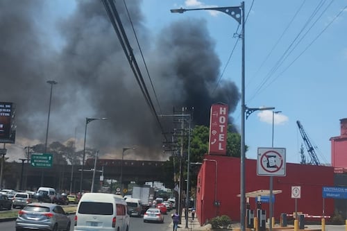 Arde zona de Calzada Ignacio Zaragoza: incendio genera tráfico y alarma en CDMX