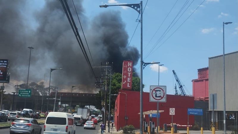 Arde zona de Calzada Ignacio Zaragoza: incendio genera tráfico y alarma en CDMX
