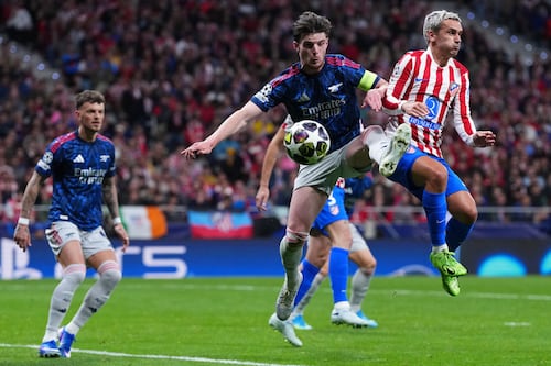 Atlético de Madrid y Arsenal empatan en una semifinal llena de polémica