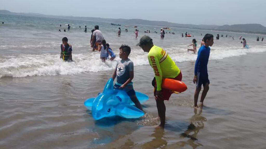 Voluntarios de Protección Civil Jalisco mantendrán los operativos en destinos de playa durante la semana de Pascua.