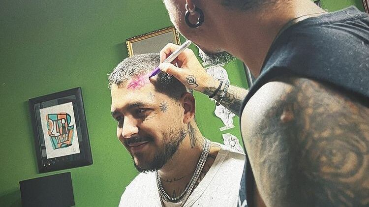 Durante su gira en Costa Rica el cantante decidió modificar su tatuaje “Utopía” dedicado a Belinda