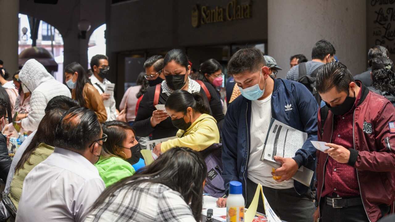 El 66% de los trabajadores sobrevive con sueldos que no pasan de dos salarios mínimos; mientras que los puestos que pagan más desaparecen.