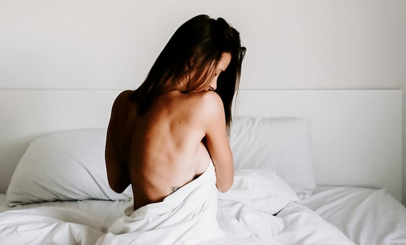 Por qué fingir orgasmos puede afectar tu relación