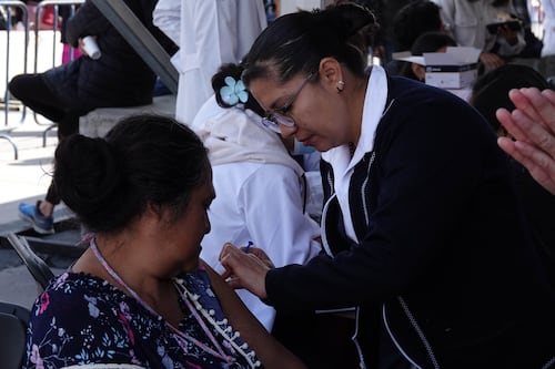 Cofepris autoriza comercialización en México de la vacuna actualizada contra Covid-19