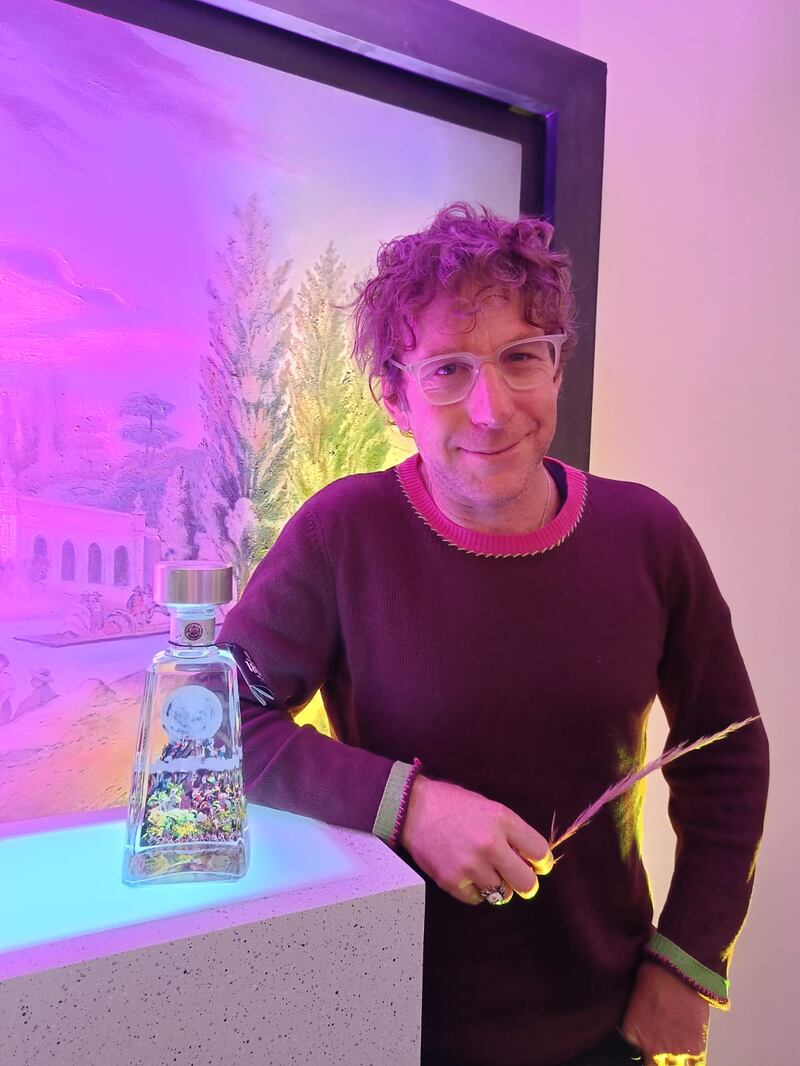 Reconocido por su excelencia en destilados, Tequila 1800, fusiona el deleite del paladar con la belleza del arte en su última colaboración con el renombrado artista Dustin Yellin