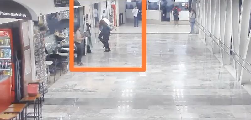 La puerta provocó heridos a dos trabajadores. (Especial)