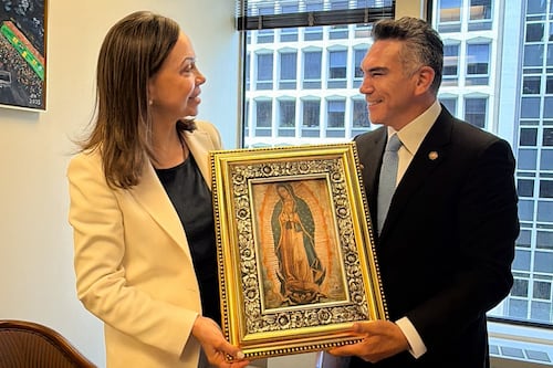 Alito Moreno se reúne con María Corina Machado y le regala una Virgen de Guadalupe