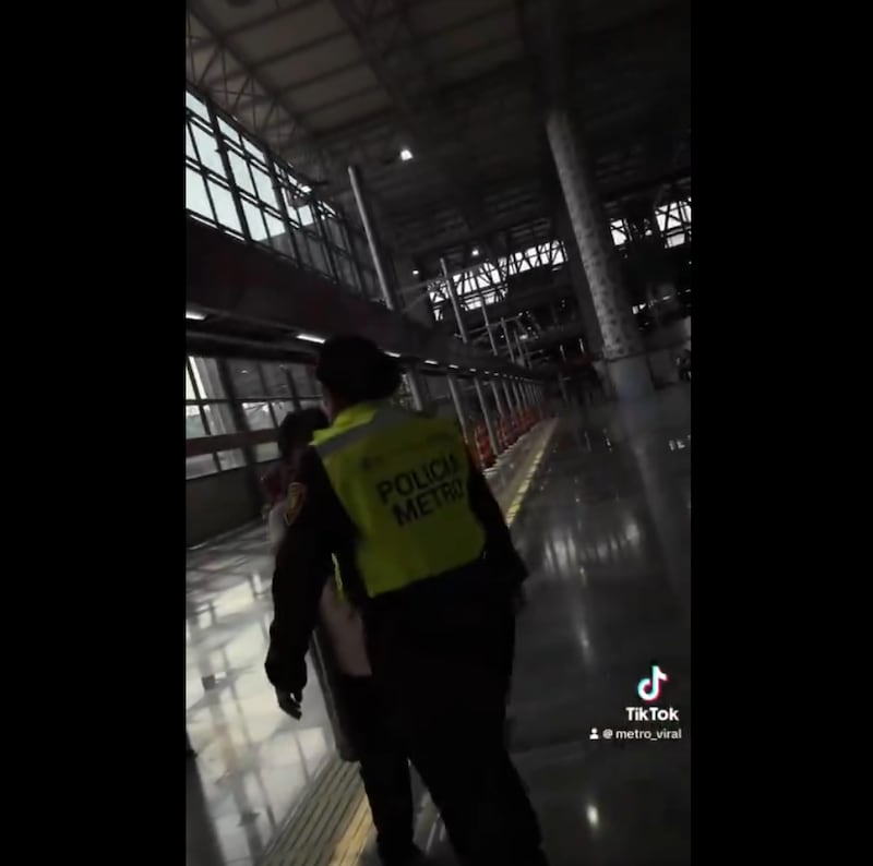 Policía de la PBI se enfrenta con usuaria del Metro
