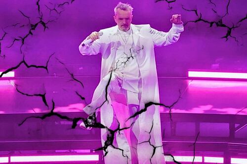 Miguel Bosé evacua el Auditorio Nacional tras sismo en la CDMX