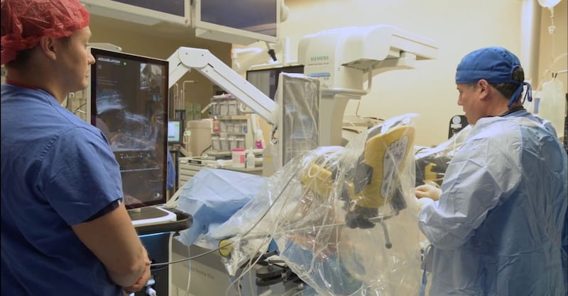 Doctores realizan cirugía