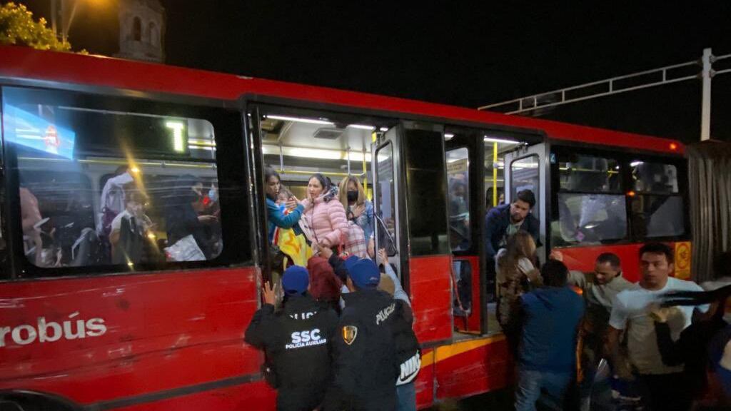 Metrobús unidades chocan en Hidalgo y Reforma hay varios heridos