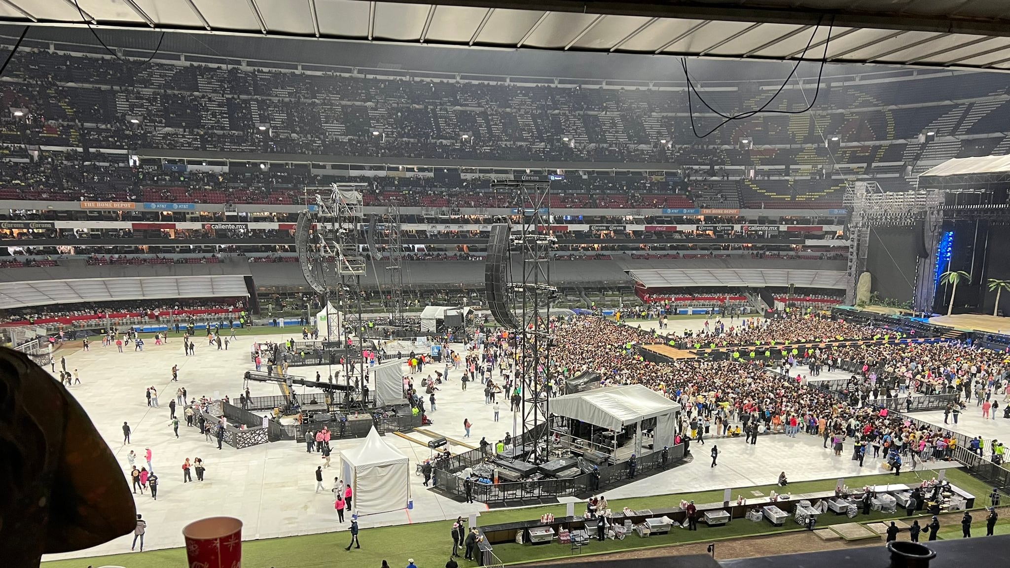 Estadio Azteca casi vacío durante concierto de Bad Bunny.