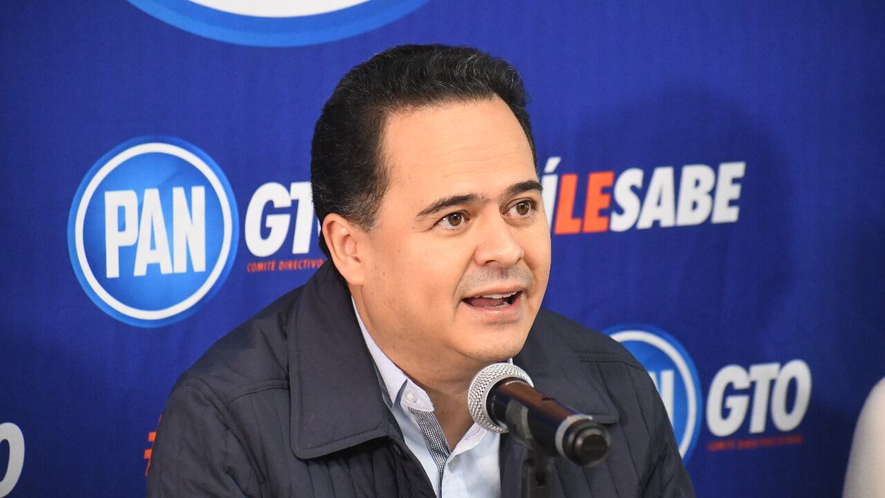 AMLO busca impedir que Morena pierda en 2024, acusa PAN Guanajuato tras reforma electoral.