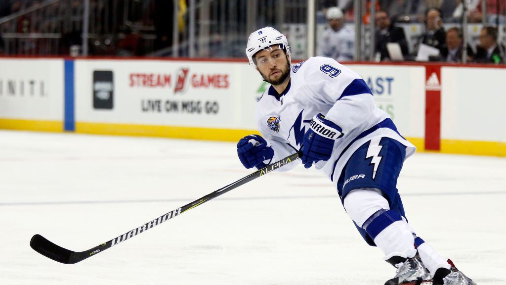 Adam Johnson jugó para los pingüinos de Pittsburgh.