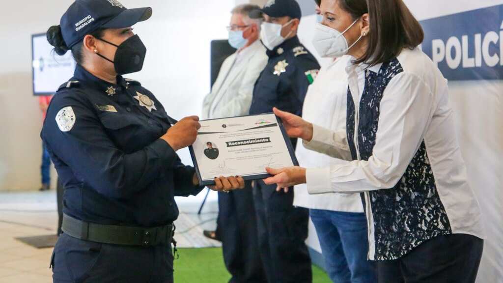 Reconocen a policías