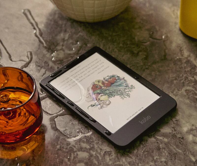Ligero, resistente al agua y con pantalla a color, el Kobo Clara Colour es ideal para quienes disfrutan de novelas gráficas, libros ilustrados y artículos web. Además, permite escuchar audiolibros vía Bluetooth y ofrece estadísticas detalladas de lectura