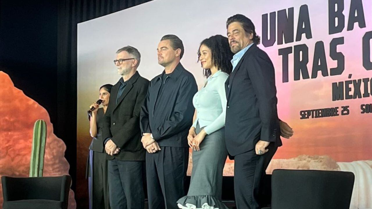 Paul Thomas Anderson, Leonardo DiCaprio, Chase Infiniti y Benicio del Toro en la conferencia de prensa de 'Una Batalla tras Otra'