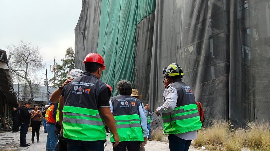 Tras el derrumbe, autoridades capitalinas acudieron al lugar para coordinar las labores de emergencia y evaluar los daños en la zona