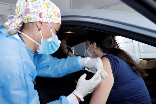 Desmienten que EU cancelara visa a turistas que acudieron a vacunarse