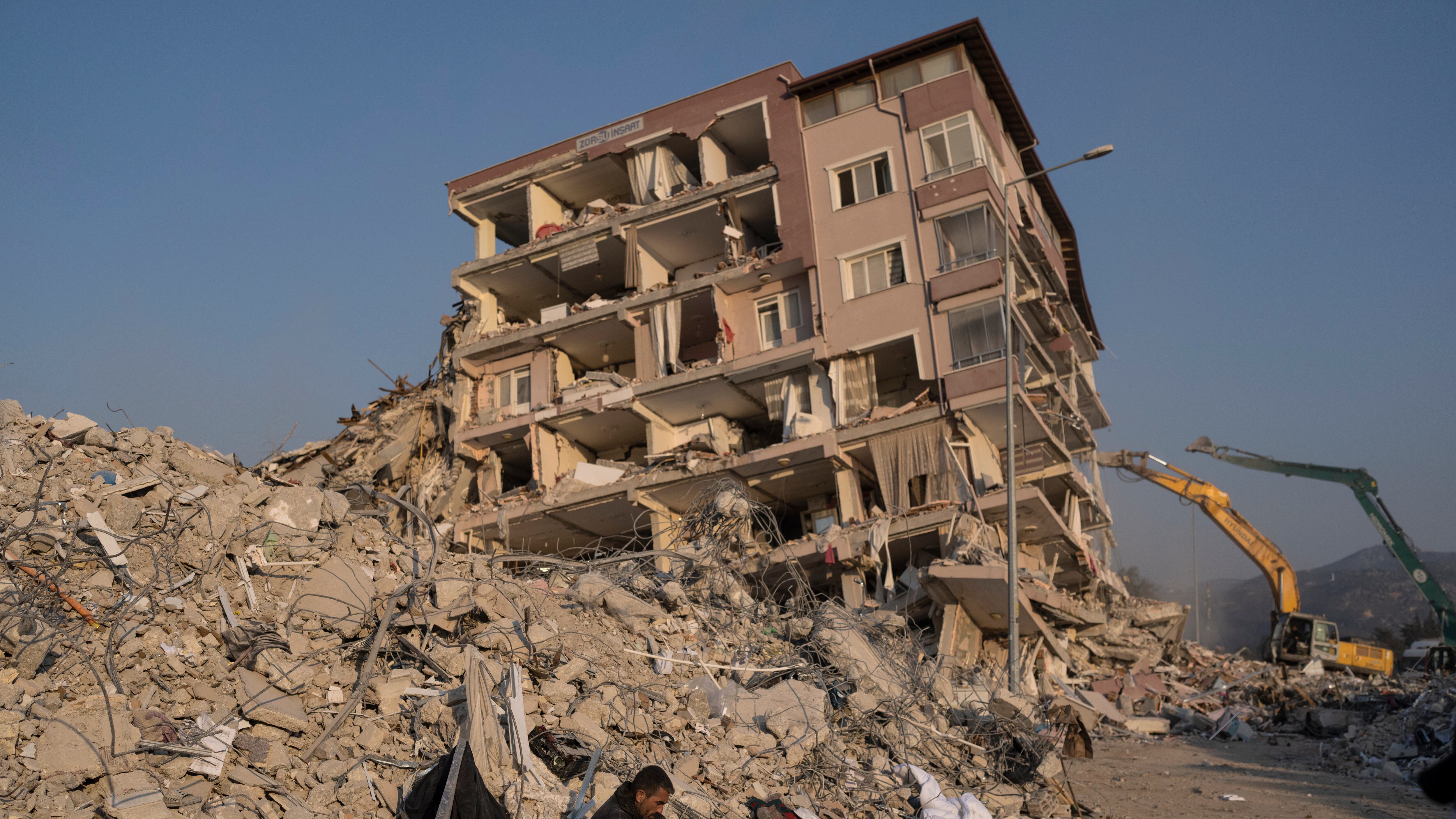 Turquía registra casi 4000 réplicas del sismo y más de 50 mil edificios con daños estructurales