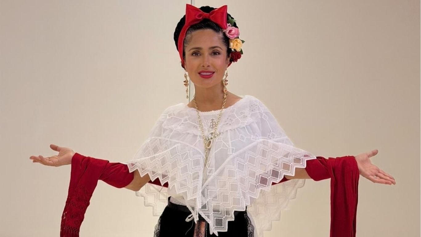La actriz veracruzana Salma Hayek con el traje típico de jarocha