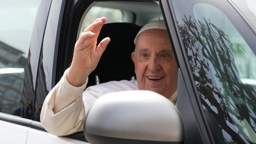 Papa Francisco en su salida del hospital