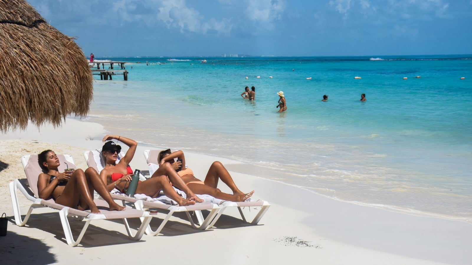 Un viaje de cuatro días y tres noches a Cancún cuesta entre ocho mil y 20 mil pesos por persona, los empresarios esperan una derrama de 770 mil mdp en estas vacaciones de verano.