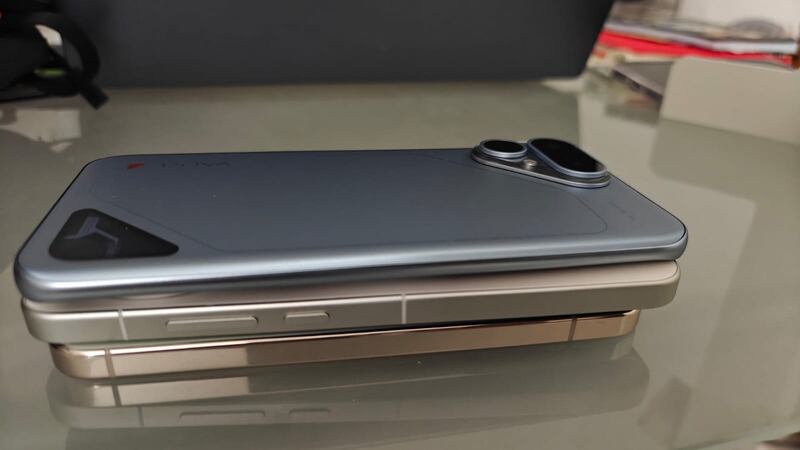 Este gama media combina un diseño ligero con una batería de larga duración que aguanta el ritmo del uso diario sin problema