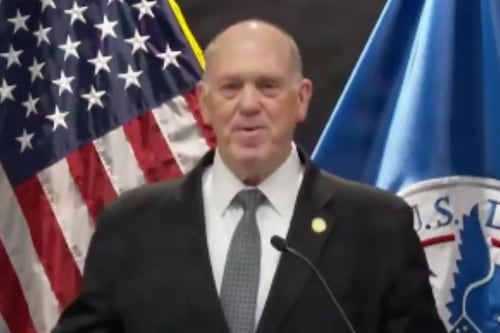 Tom Homan anuncia fin de redadas migratorias en Minnesota; ICE reporta miles de detenidos