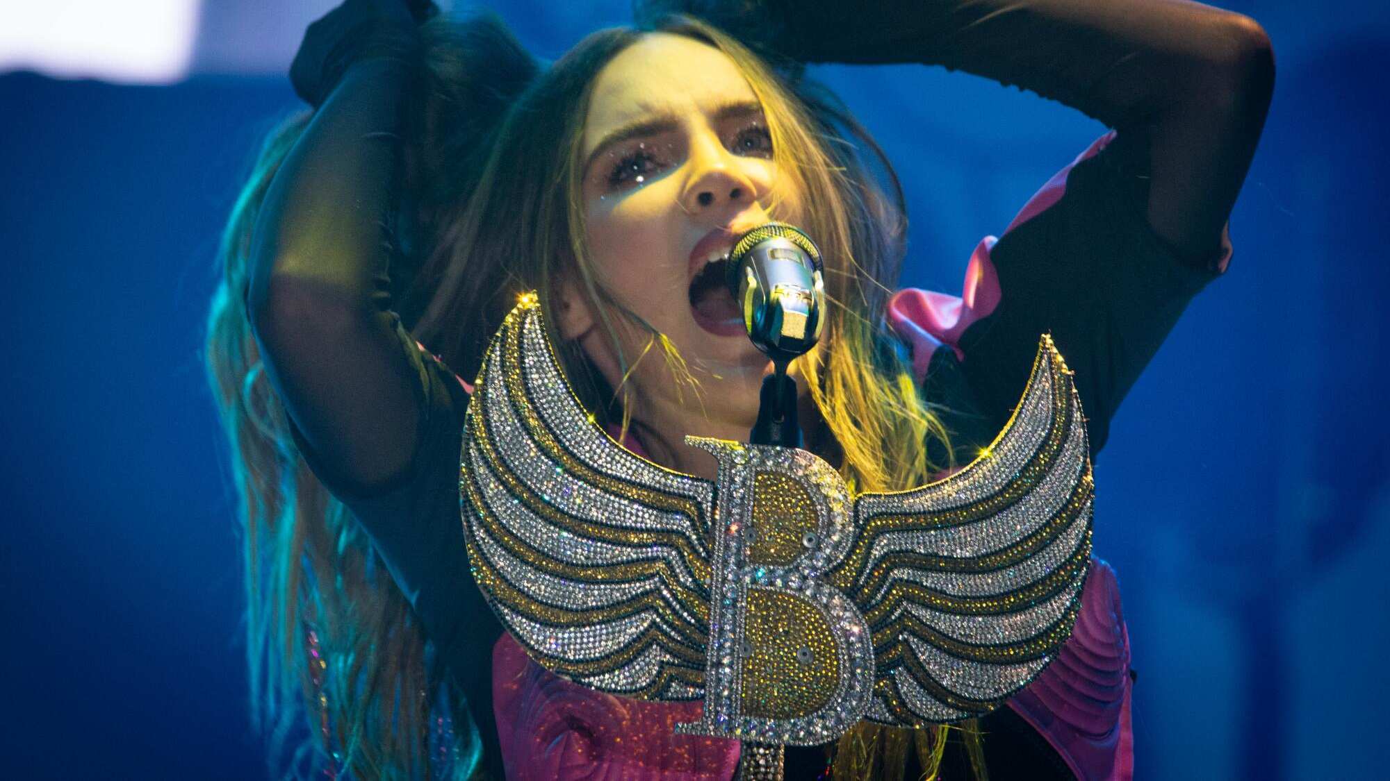 La cantante pasó de la felicidad al llanto. Además abrió con "Sapito".