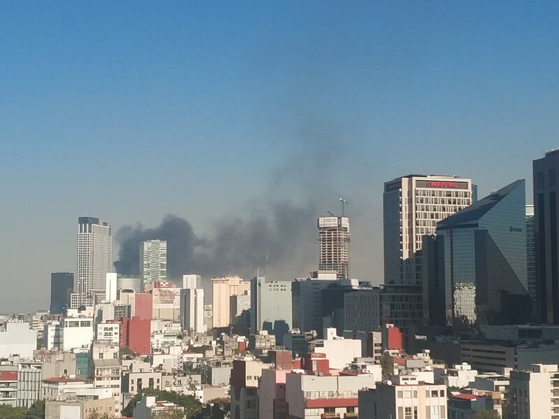 Usuarios reportan el incendio de una bodega en inmediaciones de Tepito y la zona centro de la capital del país.