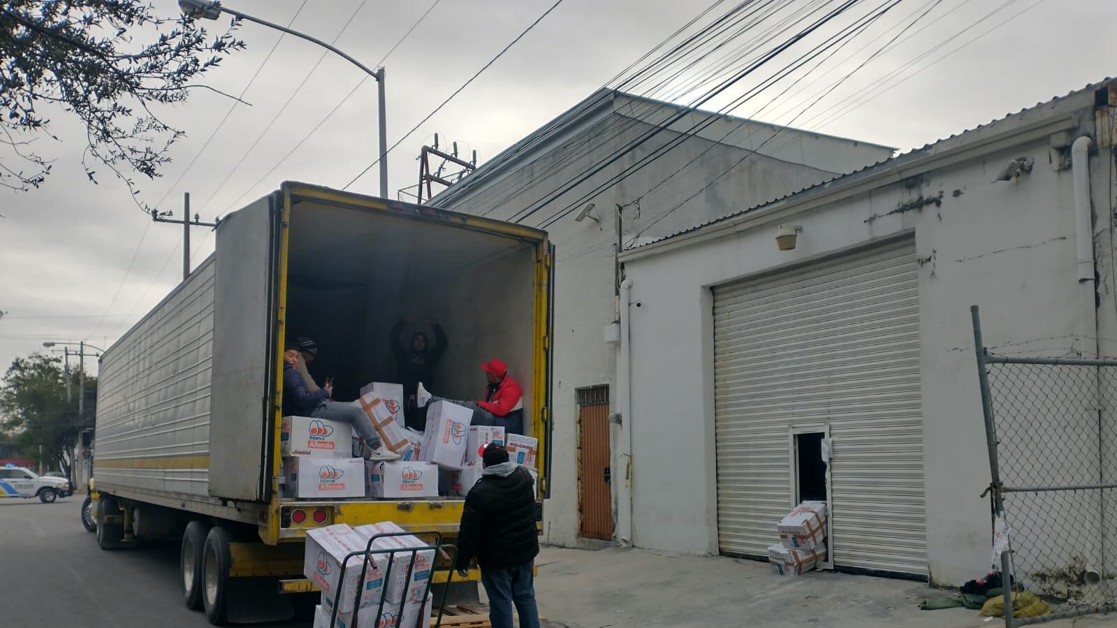 La Policía de Monterrey y el Ejército supervisan el desalojo de los inmuebles en Monterrey.