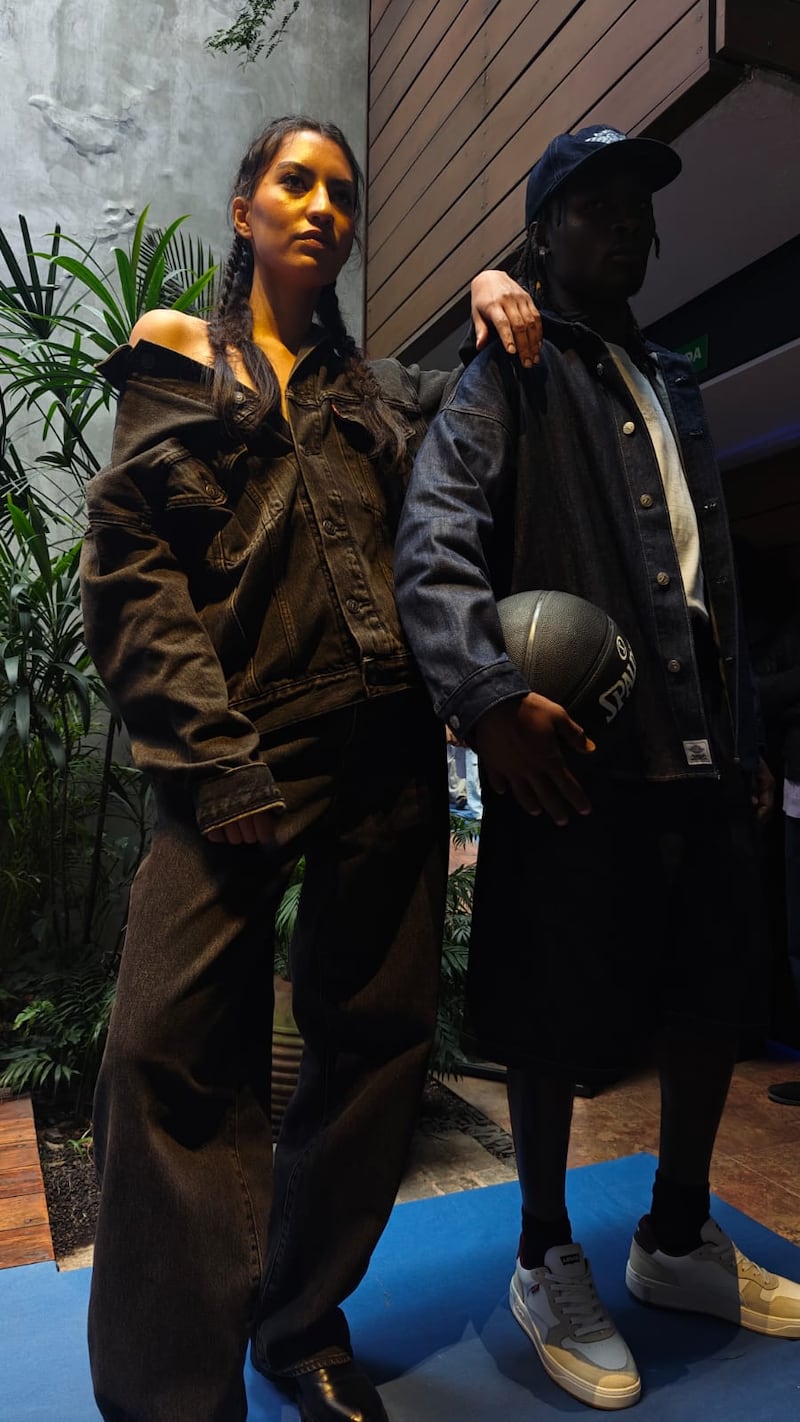 Levi’s reveló sus nuevas líneas como Grunge Finish, Blu Tab y Refreshed Americana, además de una alianza clave con Jordan Brand que conecta moda y deporte rumbo a la temporada mundialista