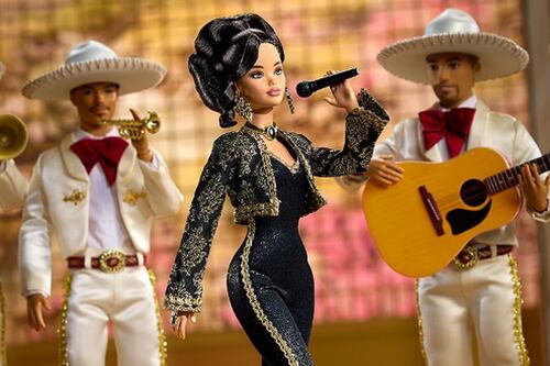 Crean Barbie homenajeando a Juan Gabriel, pero usuarios la confundieron con Selena