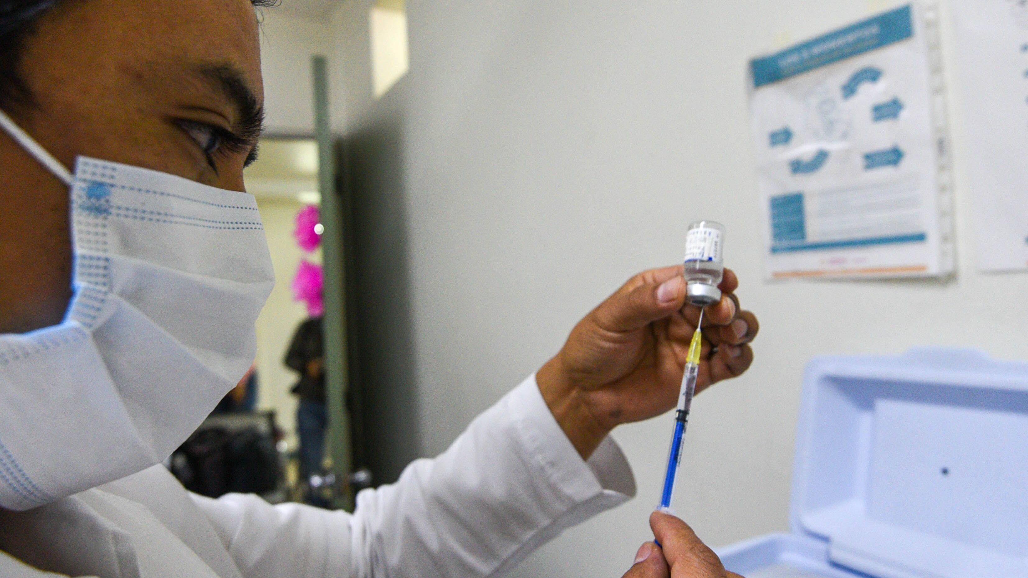 "La mejor vacuna no es la que está en el refrigerador. Es la que está en el brazo", dicen los expertos