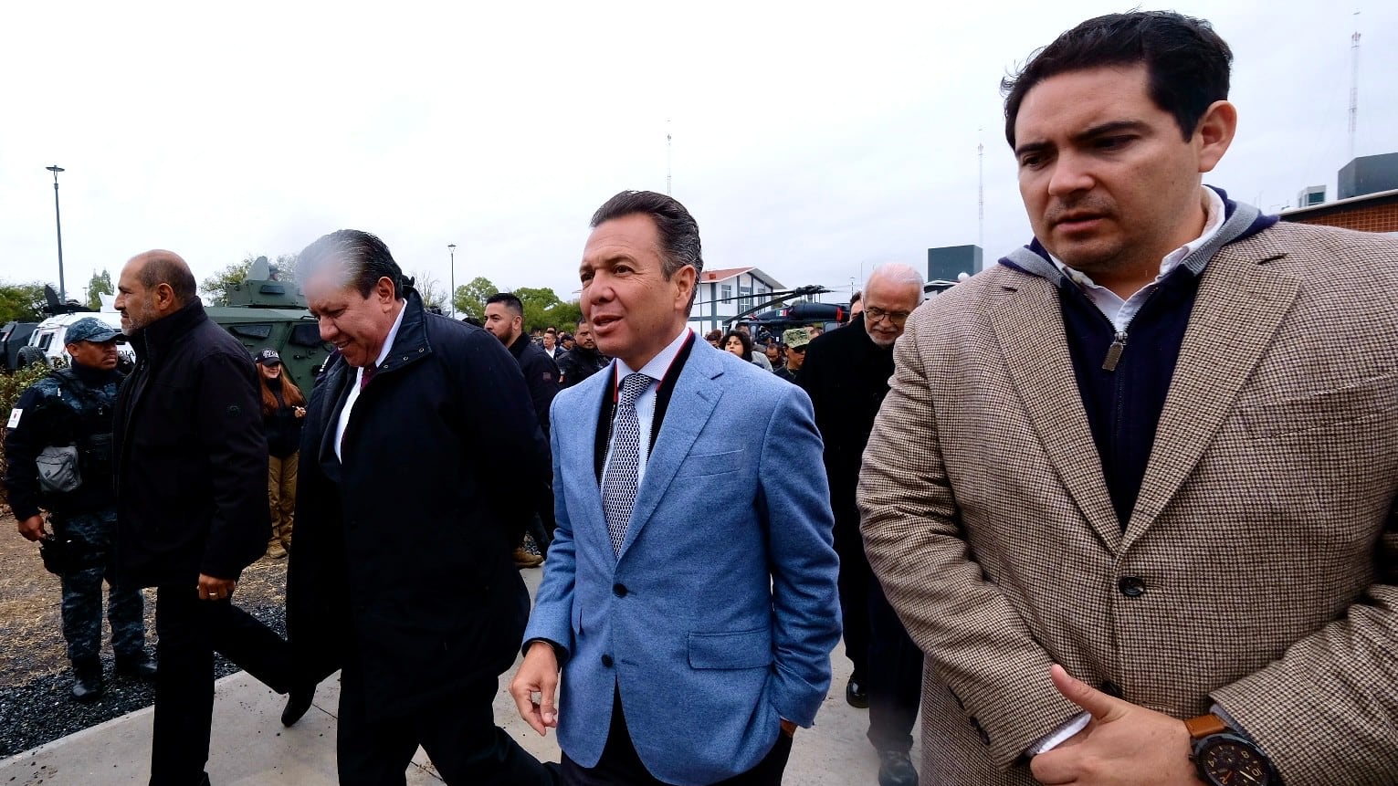 En un esfuerzo por consolidar estrategias conjuntas para la seguridad ciudadana, el Gobernador de Jalisco, Pablo Lemus Navarro, participó en una reunión de la Región Occidente del país celebrada en la V Región Militar de Villanueva, Zacatecas. Este encuentro reunió a mandatarios estatales de Jalisco, Aguascalientes, Colima, Nayarit y Zacatecas, así como a representantes de la Guardia Nacional, autoridades militares y cuerpos de seguridad de estas entidades.