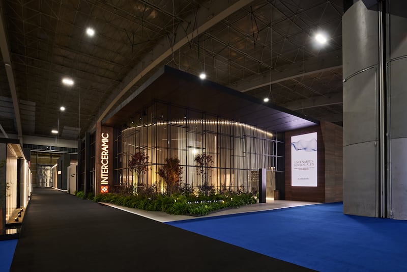 Interceramic presentó el stand más inmersivo de la exposición. Su propuesta, inspirada en los sentidos y en la conexión humana con los espacios, reafirmó su compromiso con la innovación, la sustentabilidad y el arte del diseño