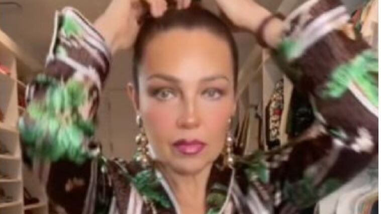 Thalía vive bochornoso momento al caerse su peluca