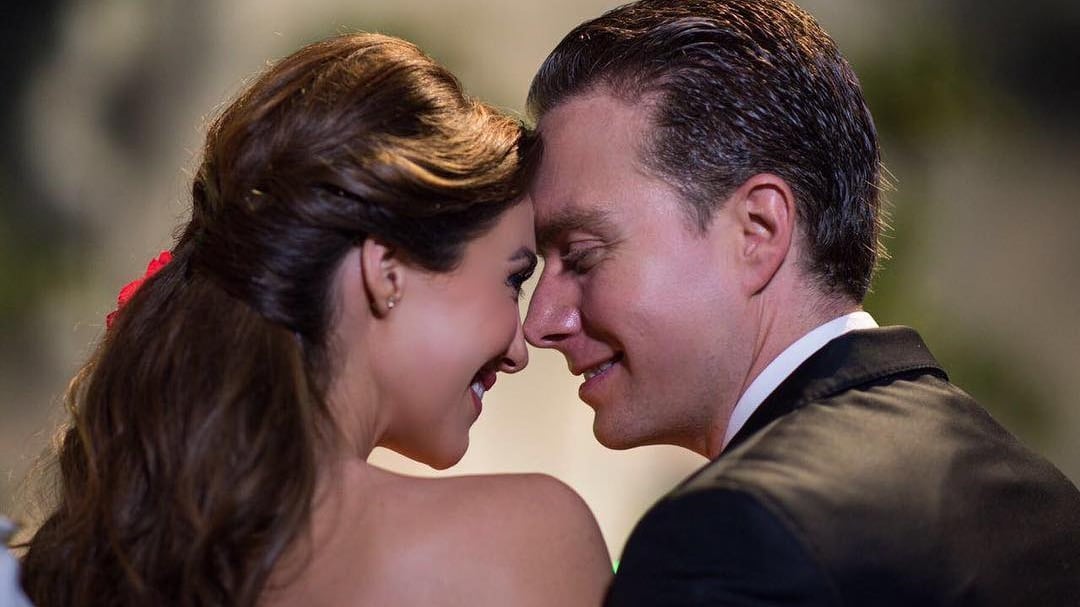 Manuel Velasco se mostró muy cercano al actor porno colombiano mientras cantaban las canciones de RBD.